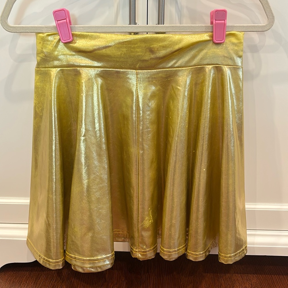 Gold metallic pleated skirt with elastic waistband! Perfect for football games!